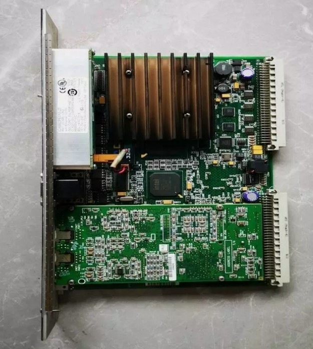 IC698CPE010 GE Κεντρική μονάδα επεξεργασίας CPU επικοινωνεί με I/O και έξυπνες ενότητες επιλογής 300MHz Celeron μικροεπεξεργαστής