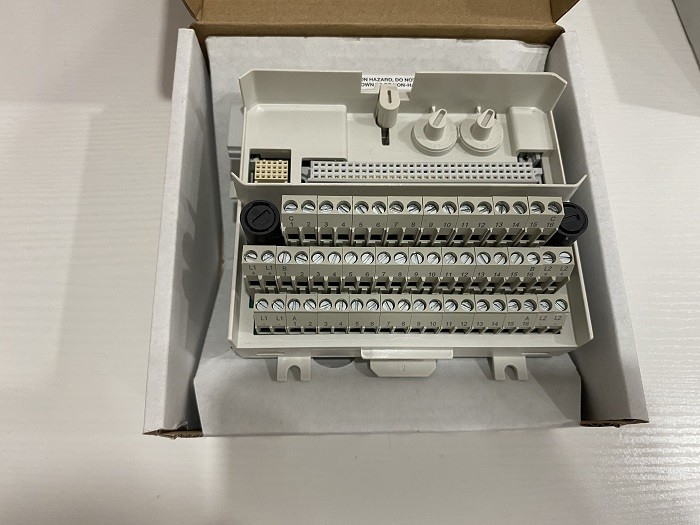 Το PLC 8 TU831V1 ABB I/O κανάλια επέκτεινε το I/O DCS 3BSE013235R1 τελικών φραγμών S800